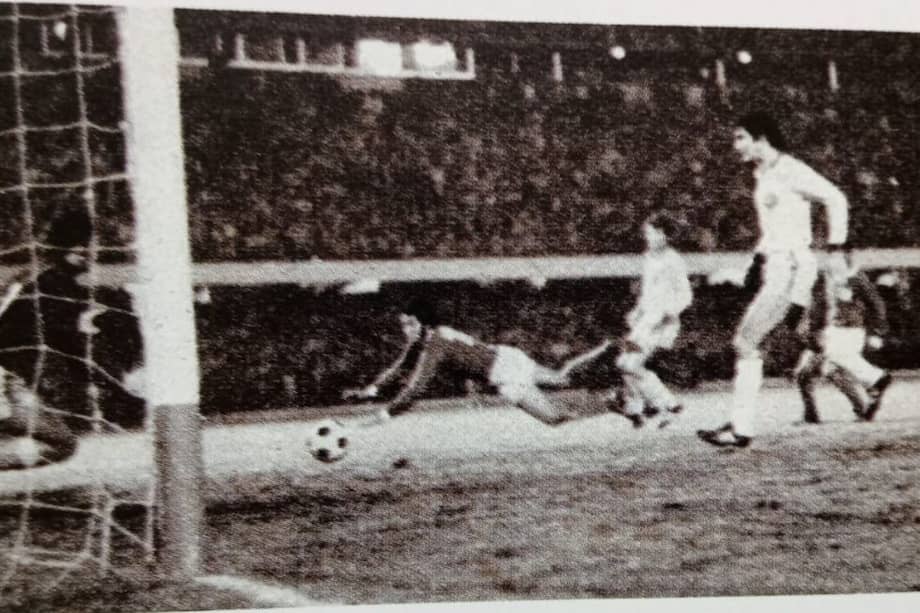 Imagen del empate a dos goles entre Millonarios y San Lorenzo, partido recordado por las polémicas del juez Sebastián Rufino.