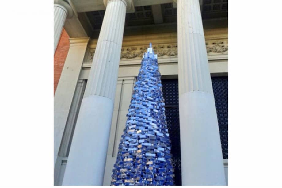 La RAE construye original árbol de Navidad con 1.000 diccionarios
