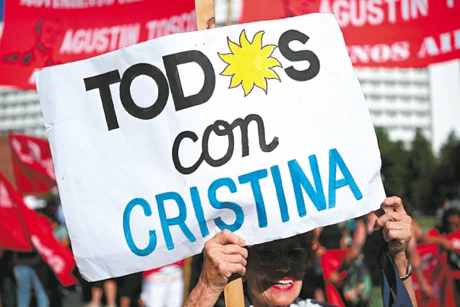 Foto de referencia. Un puñado de seguidores Cristina Fernández de Kirchner participa en un acto de apoyo a la expresidenta.