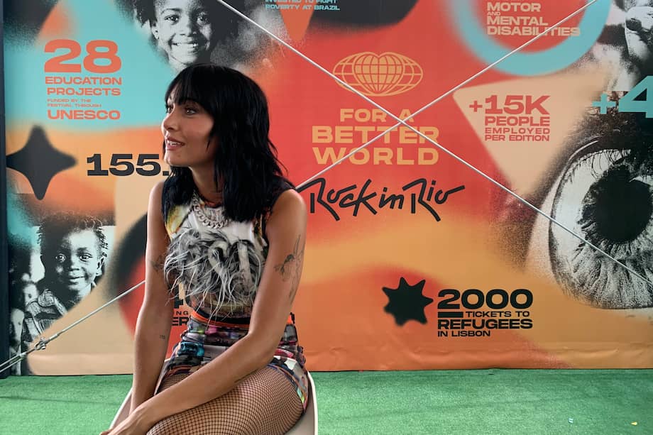 La artista española Aitana se estrenó este domingo en los escenarios portugueses con un concierto en el festival Rock in Rio Lisboa, con el que llevó su 'Alpha Tour' a fans que viajaron desde España pero también al público internacional. EFE/ Rocío Muñoz
