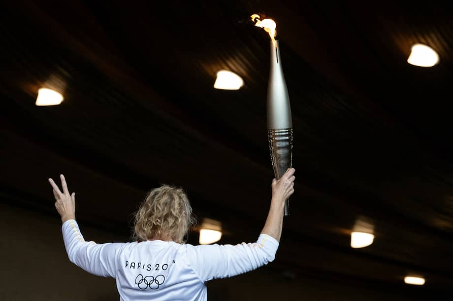 La antorcha con la llama olímpica recorre Francia antes de la inauguración de los Juegos, que es el 26 de julio.