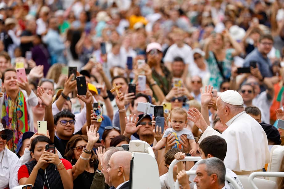 El papa Francisco saluda a la gente en el Vaticano.