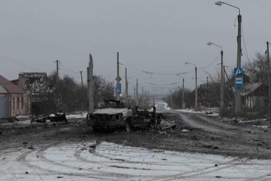 Los últimos habitantes de Bajmut, una ciudad del este de Ucrania que está devastada tras meses de combates, se niegan a abandonar sus casas, pese al avance de las tropas rusas.
