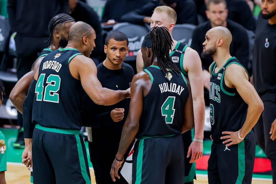 Joe Mazzulla (cent.) les habla a sus dirigidos en los Boston Celtics.

