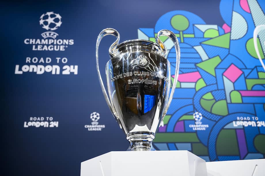 El trofeo de la Champions League aparece durante el sorteo de los cuartos de final.
