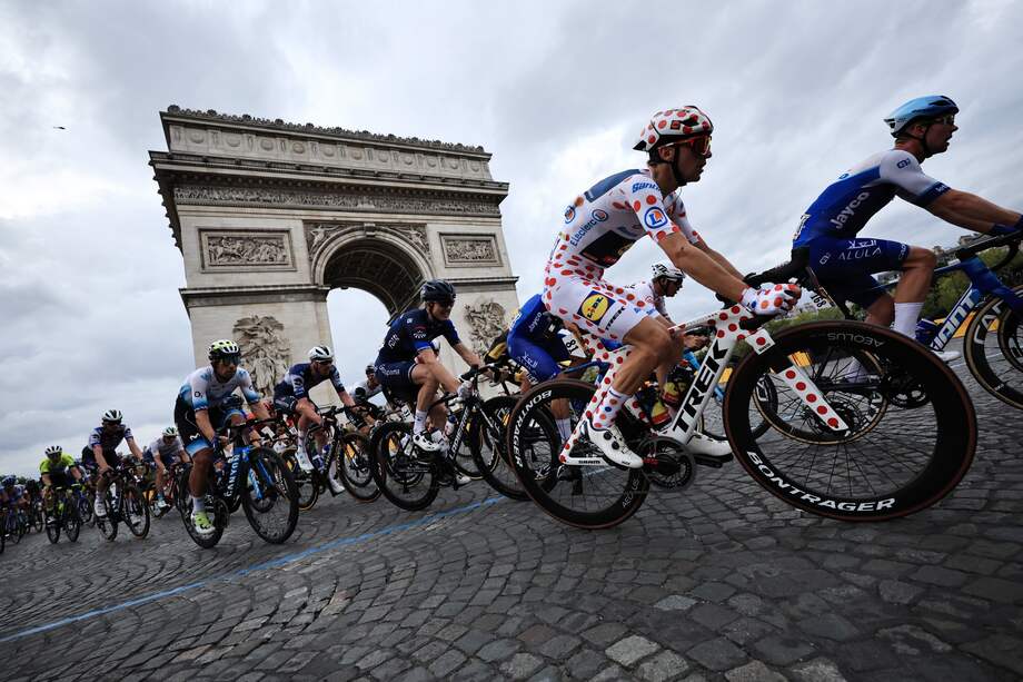 Peloton de ciclistas pasando por el Arco del Triunfo en Tour de Francia 2023. 