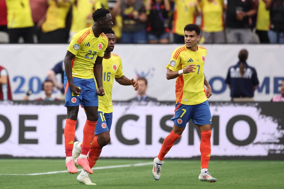 Dávinson Sánchez (izq.) hizo el segundo gol de la selección de Colombia.