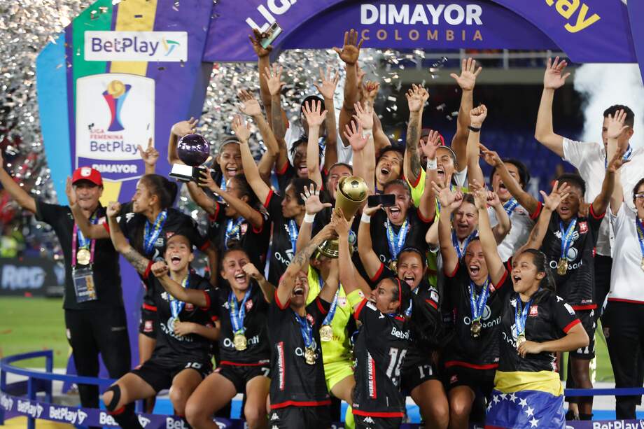 Jugadoras de Santa Fe celebran con el trofeo al ganar la final de la Liga Profesional femenina 2023 ante el América en el estadio Pascual Guerrero en Cali (Colombia). 