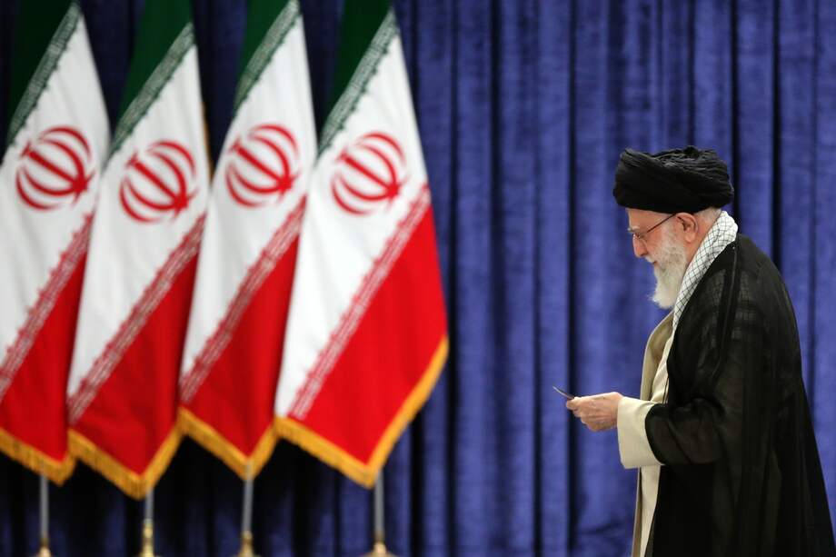 El líder supremo iraní, el ayatolá Alí Jamenei, en una mesa electoral en la que depositó su voto.