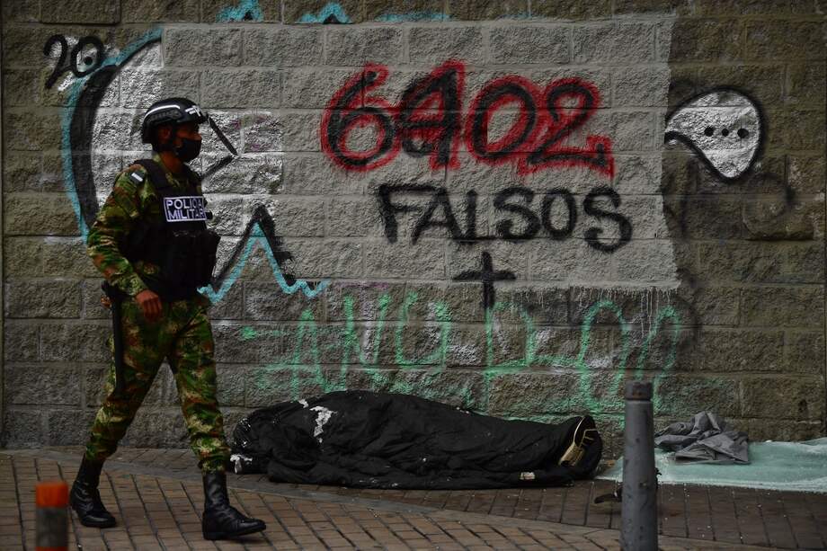 Letreros de falsos positivos "6402" en el centro de Bogotá, después de las protestas generadas por el Paro Nacional.