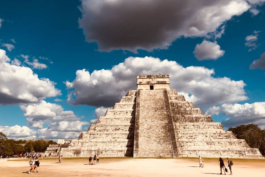 Chichén Itzá, ubicada en la península de Yucatán (México), que fue una de las ciudades más importantes de la civilización maya. Hoy es uno de los yacimientos arqueológicos más estudiados de Mesoamérica.
