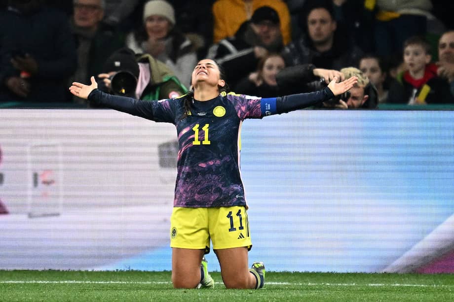 Catalina Usme celebra el gol que le dio la clasificación a Colombia. 