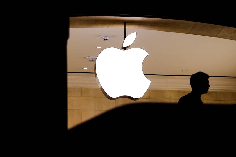 Fotografía de archivo fechada el 1 de agosto de 2018 de un hombre caminando junto a una tienda de Apple, en New York ( Estados Unidos). / EPA/JUSTIN LANE
