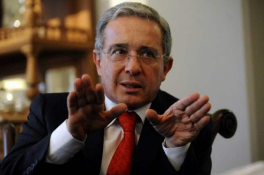 Uribe pide al Gobierno suspender diálogo con Eln hasta que cese actividades criminales
