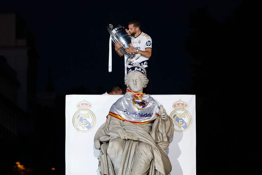 El capitán del Real Madrid Nacho Fernández celebra con la afición junto a la diosa Cibeles la victoria del equipo en la final de la Liga de Campeones. EFE/JuanJo Martín
