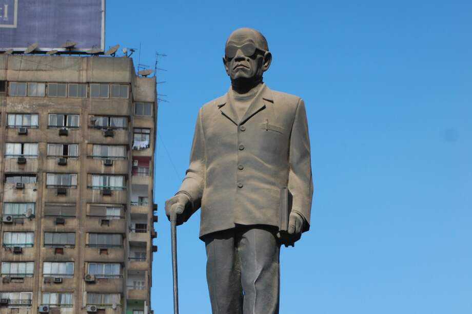 Estatua de Naguib Mahfuz en la Plaza de la Esfinge, en Giza, Egipto.