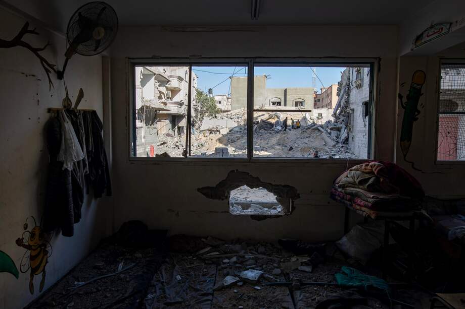 Imagen de referencia. Vista de los daños en una escuela de las Naciones Unidas (ONU) que alberga a personas desplazadas en Khan Yunis, sur de la Franja de Gaza.