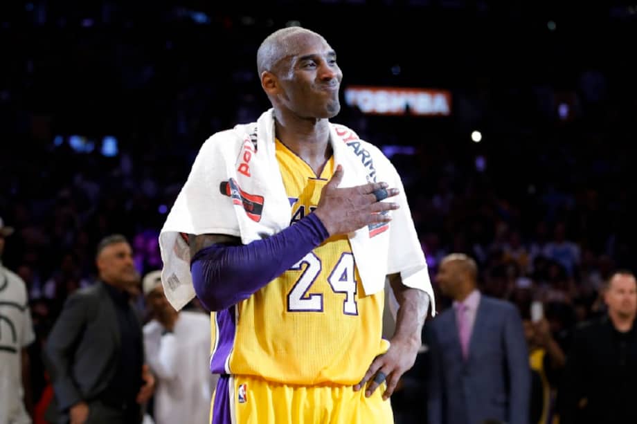 Kobe Bryant se despide de sus aficionados después del último partido profesional de su carrera, en abril de  2016.