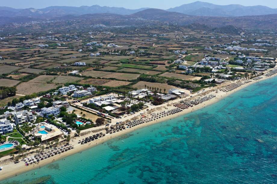 PLAKA (GRECIA), 26/05/2024.- Vista panorámica de la playa de Plaka, perteneciente a la red Natura 2000 de la Unión Europea, situada en la isla griega de Naxos, en el archipiélago de las Cícladas. 