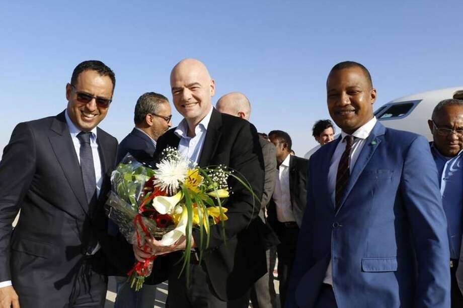 Gianni Infantino es agasajado por Ahmed Yahya (a su derecha) a su llegada a Nouakchott, Mauritania, el 18 de febrero de 2018.