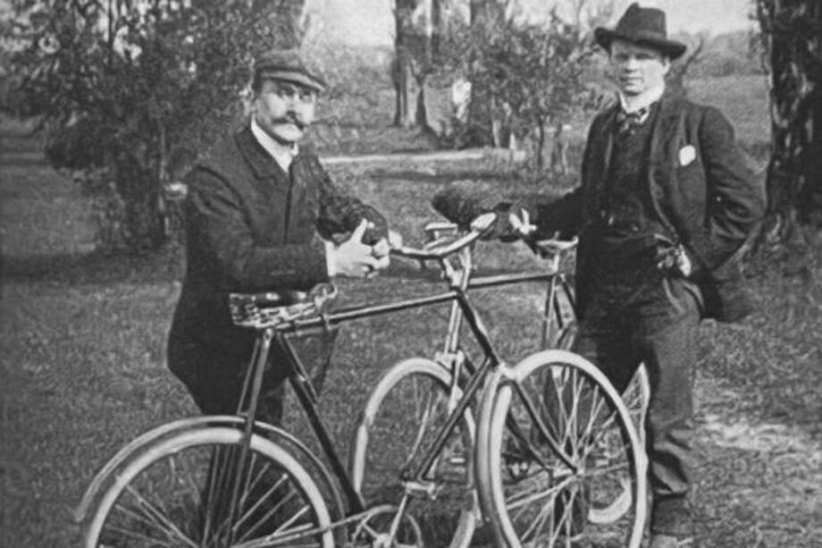 El escritor alemán Thomas Mann (izquierda) y el pintor  Paul Ehrenburg en 1899./ Getty Images