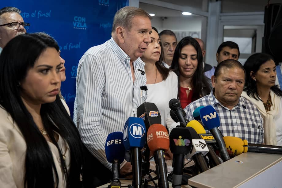 El candidato Edmundo Gonzales junto a la líder María Corina Machado durante una rueda de prensa para denunciar la detención dos colaboradores de la campaña presidencial.
