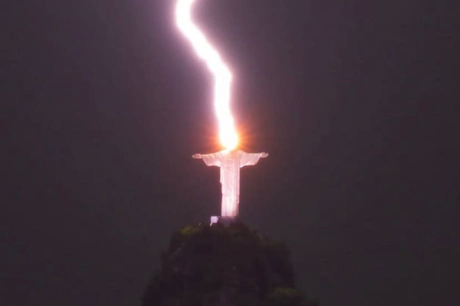 La estatua del Cristo Redentor de Brasil recibió un impacto de un rayo, momento que fue capturado por la cámara de Fernando Braga.