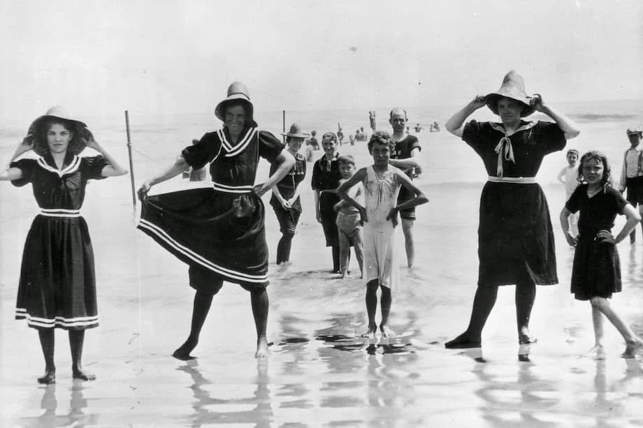 En sus inicios, los trajes de baño, especialmente los diseñados para mujeres, eran voluminosos y pesados, lo que dificultaba la agilidad necesaria para disfrutar de esta actividad.