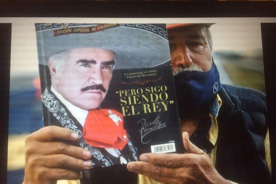 Los fanáticos de Vicente Fernández también le están diciendo adiós. A las calles en México han salido para despedirse de su "Rey". 