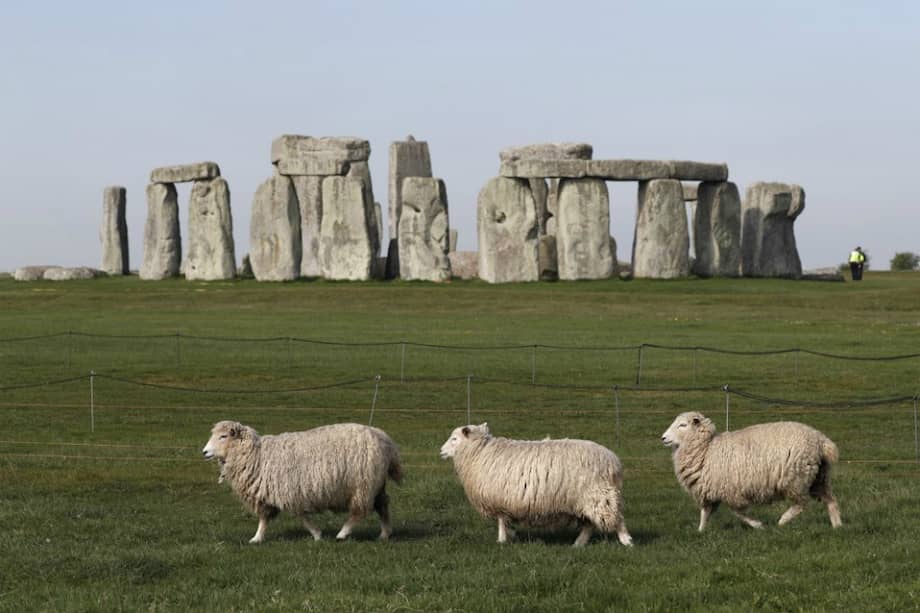 Hace unos días, activistas climáticos rociaron con polvo naranja una de las piedras de Stonehenge.