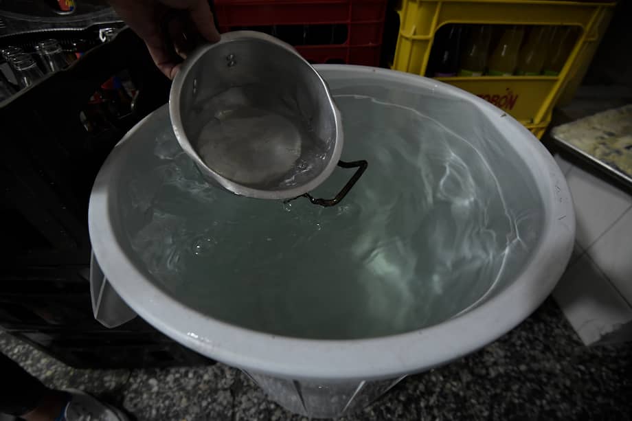 Diferentes actividades que se realizan con agua recogida, por la crisis de agua en Bogotá: Autolavado, cocina, labores de aseo y otras.