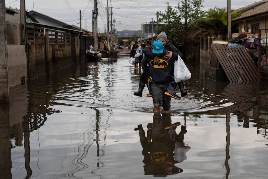 Dos personas caminanpor una calle afectada por las inundaciones en Porto Alegre, Rio Grande do Sul (Brasil). 