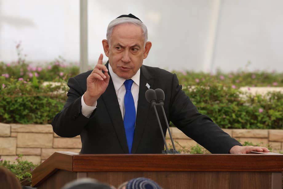El primer ministro israelí, Benjamin Netanyahu, asiste a la ceremonia estatal en memoria de las víctimas del 'asunto Altalena' de 1948, en el cementerio Nahalat Yitzhak en Tel Aviv, Israel, el 18 de junio de 2024.