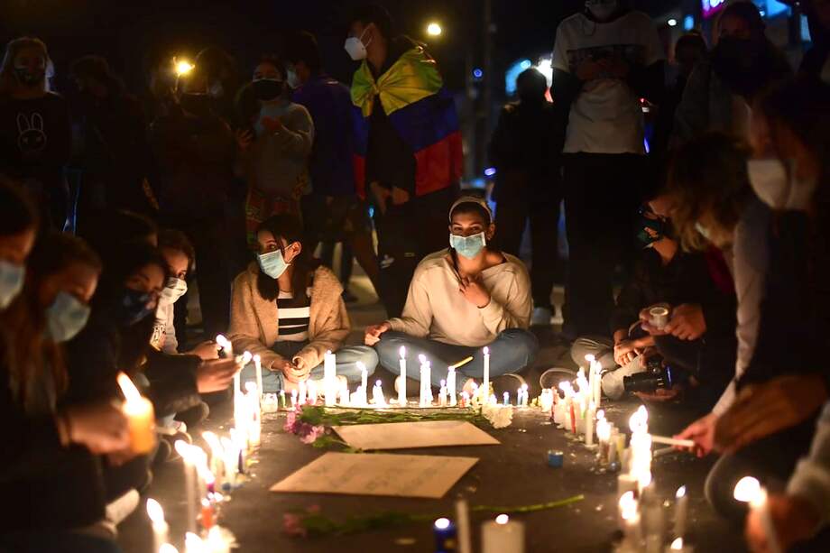 En la ciudad de Bogotá se realizó una velatón por las víctimas del paro nacional.