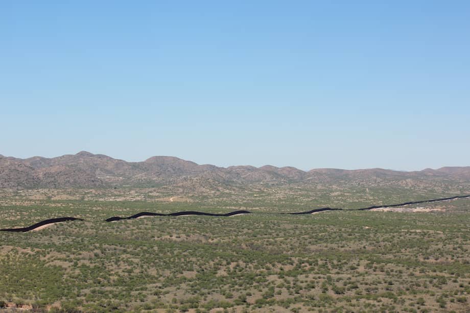 Vista aérea del desierto de Sonora, del lado estadounidense. Al fondo, el muro fronterizo.