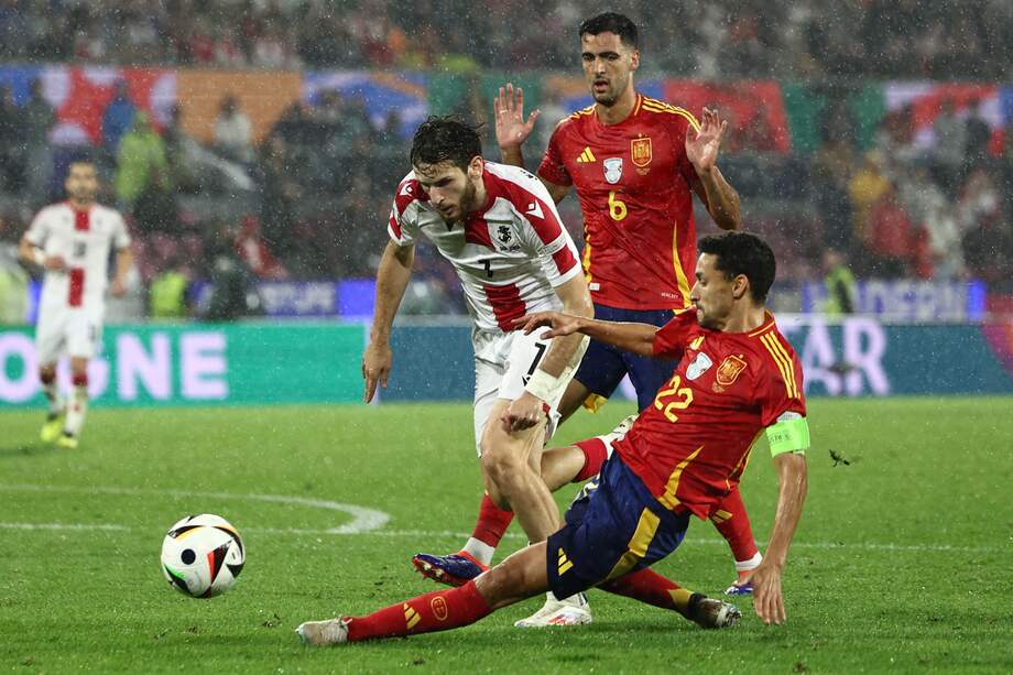 Jesús Navas (der.), de España, disputa un balón con Khvicha Kvaratskhelia de Goergia en los octavos de final de la Eurocopa 2024.