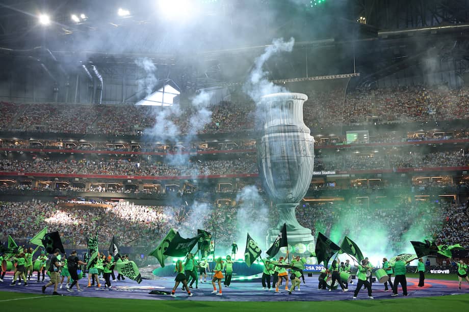 Una copa gigante hizo parte del evento de Feid en la inauguración de la Copa América 2024.
