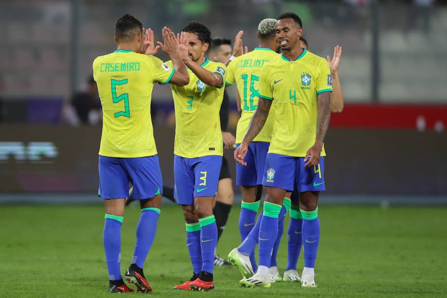 Jugadores de Brasil celebran al final de un partido de las Eliminatorias Sudamericanas para la Copa Mundial de Fútbol 2026 entre Perú y Brasil hoy, en el estadio Nacional en Lima (Perú). 
