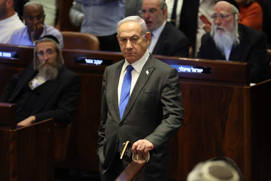 El primer ministro israelí, Benjamin Netanyahu (centro), asiste a la votación plenaria de la Knesset sobre la ley de reclutamiento ultraortodoxo para el servicio militar, en la Knesset, el parlamento israelí en Jerusalén, el 10 de junio de 2024.
