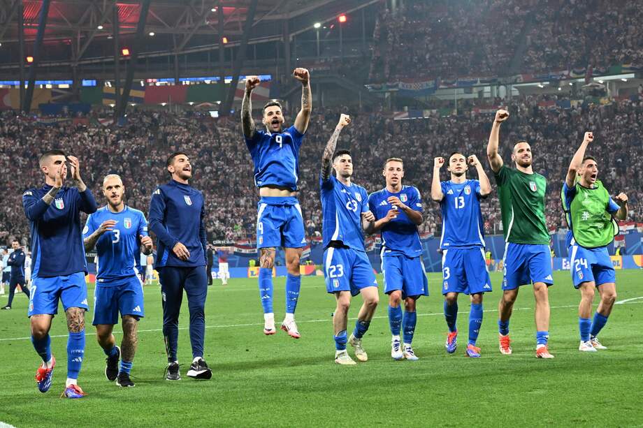 Los jugadores de Italia celebran después del partido de fútbol del grupo B de la UEFA EURO 2024 entre Croacia e Italia, en Leipzig, Alemania, el 24 de junio de 2024.