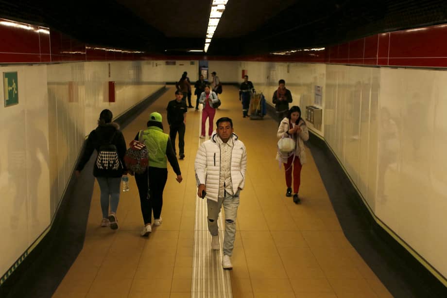 Personas caminan por el interior de la estación de metro Recreo durante un apagón en Quito el 19 de junio de 2024.