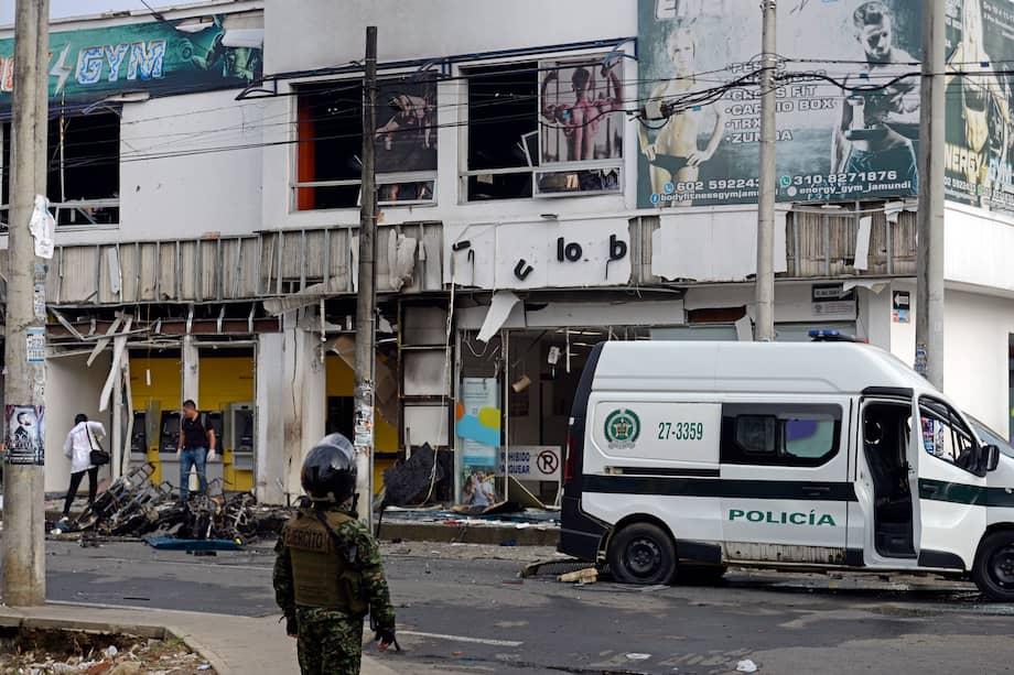  Un civil muerto y al menos dos policías heridos dejaron este miércoles tres ataques en los municipios colombianos de Jamundí, aledaño a Cali, y en Cajibío, en el departamento del Cauca, zonas donde opera la principal disidencia de las antiguas FARC. 
