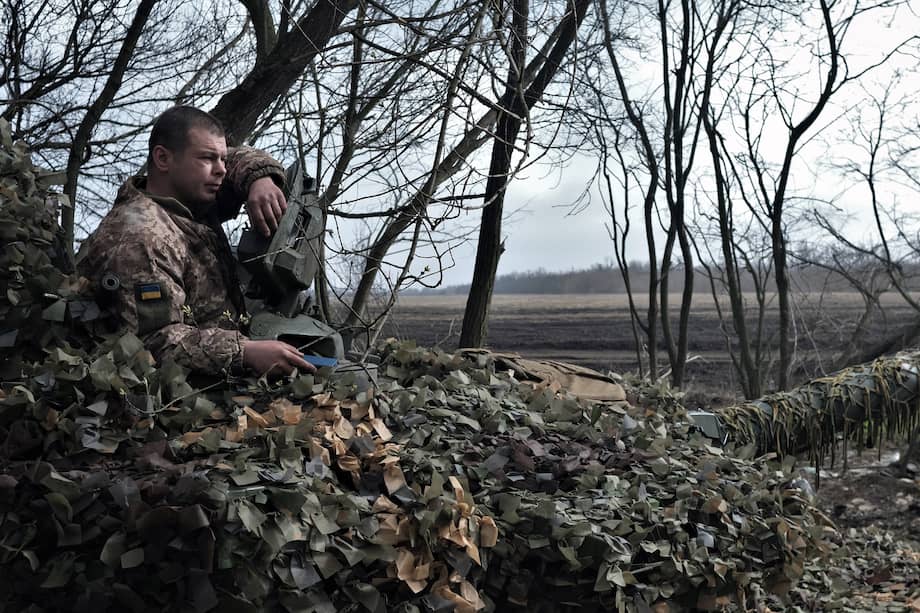 Imagen de referencia. Un militar sentado en el tanque T-72 en la línea del frente cerca de Bajmut, el 26 de marzo de 2023, en medio de la invasión rusa de Ucrania.