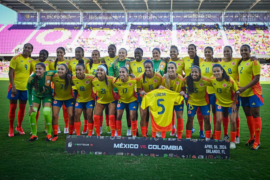 Las jugadoras de Colombia forman este sábado, durante un partido amistoso disputado entre las selecciones femeninas de Colombia y México en el Orlando City Stadium en Orlando, Florida (EE.UU.). 
