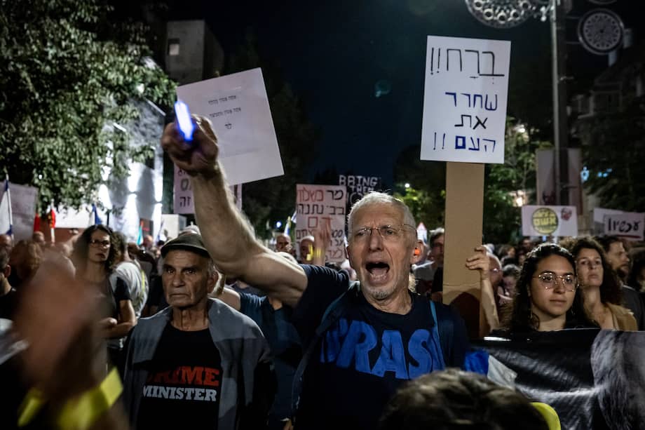 Cientos de manifestantes israelíes gritaron consignas contra el primer ministro Benjamín Netanyahu, durante una protesta antigubernamental en Jerusalén.