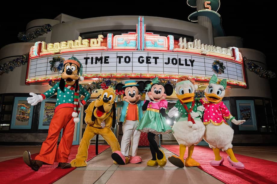 Mickey Mouse, Minnie Mouse y sus amigos se pondrán nuevos atuendos exclusivamente para Disney Jollywood Nights, en Disney's Hollywood Studios. Los directores de arte, productores de espectáculos y diseñadores trabajaron juntos para encontrar la combinación correcta de colores y telas, inspirada en las paletas de los años 30, 40 y 50.