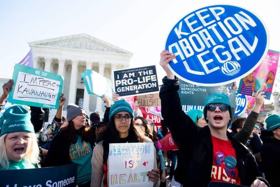 Activistas por los derechos al aborto criticaron el movimiento como una maniobra ideológica y dijeron que los abortos no son procedimientos que simplemente se pueden suspender.  / AFP