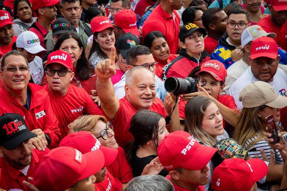 El vicepresidente del Partido Socialista Unido de Venezuela (PSUV), Diosdado Cabello (c) participa en una marcha en Caracas (Venezuela).