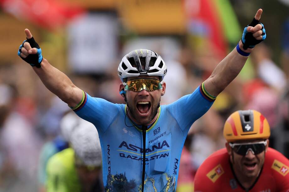 El ciclista británico Mark Cavendish del equipo Astana Qazaqstan celebra mientras cruza la línea de meta para ganar la quinta etapa de la carrera ciclista Tour de Francia 2024 de 177 km desde Saint-Jean-de-Maurienne hasta Saint Vulbas, Francia, el 3 de julio de 2024.
