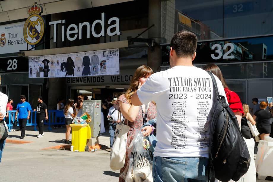 Varias personas a las puertas de la tienda de 'fans' de Taylor Swift en el Bernabeu, este martes, en Madrid.